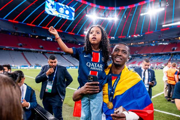 2025.06.01 Monachium 2024 2025 UEFA Final Ligi Mistrzow Allianz Arena Monachium PSG - Inter Mediolan N z William Pacho z pucharem ligi mistrzow with uefa champions league cup Foto Mateusz Porzucek PressFocus 2025.06.01 Monachium UEFA Champions League Final Allianz Arena stadium Munich Paris Saint Germain - FC Internazionale Milano PSG - Inter Mediolan William Pacho z pucharem ligi mistrzow with uefa champions league cup Credit: Mateusz Porzucek PressFocus NEWSPIX.PL --- newspix.pl
