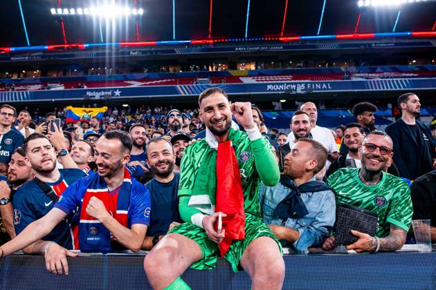 2025.06.01 Monachium 2024 2025 UEFA Final Ligi Mistrzow Allianz Arena Monachium PSG - Inter Mediolan N z Gianluigi Donnarumma z kibicami PSG with Paris Saint Germain fans Foto Mateusz Porzucek PressFocus 2025.06.01 Monachium UEFA Champions League Final Allianz Arena stadium Munich Paris Saint Germain - FC Internazionale Milano PSG - Inter Mediolan Gianluigi Donnarumma z kibicami PSG with Paris Saint Germain fans Credit: Mateusz Porzucek PressFocus NEWSPIX.PL --- newspix.pl