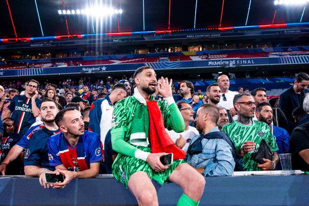 2025.06.01 Monachium 2024 2025 UEFA Final Ligi Mistrzow Allianz Arena Monachium PSG - Inter Mediolan N z Gianluigi Donnarumma z kibicami PSG with Paris Saint Germain fans Foto Mateusz Porzucek PressFocus 2025.06.01 Monachium UEFA Champions League Final Allianz Arena stadium Munich Paris Saint Germain - FC Internazionale Milano PSG - Inter Mediolan Gianluigi Donnarumma z kibicami PSG with Paris Saint Germain fans Credit: Mateusz Porzucek PressFocus NEWSPIX.PL --- newspix.pl