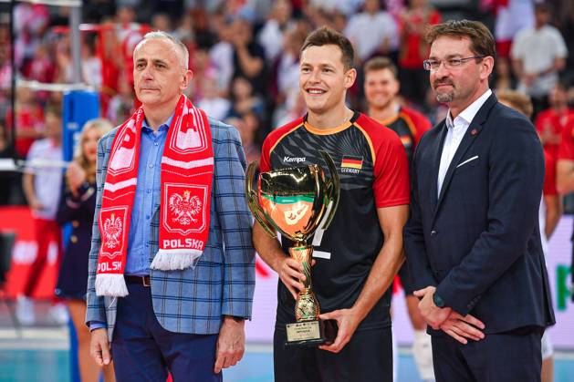 Bilder des Jahres 2025, Sport 05 Mai 2025.05.31 Gliwice Siatkowka Mezczyzn Turniej towarzyski Silesia Cup Sezon 2025 Polska - Niemcy --- POLAND v GERMANY N z Leszek Pietraszek, Jan Zimmermann, Sebastian Swiderski, nagroda, trofeum, pierwsze miejsce Foto Marcin Bulanda PressFocus 2025.05.31 Gliwice Volleyball Men Tournament Friendly Season 2025 Polska - Niemcy Leszek Pietraszek, Jan Zimmermann, Sebastian Swiderski, nagroda, trofeum, pierwsze miejsce Credit: Marcin Bulanda PressFocus NEWSPIX.PL --- newspix.pl