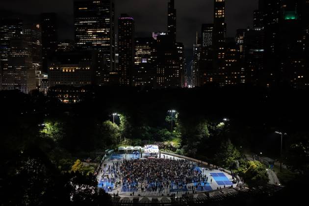 Bilder des Jahres 2025, Sport 05 Mai Knicks Fans React at Central Park Watch Party During Game 6 Loss to Pacers NEW YORK, NY - 31 MAY: Hundreds of Knicks fans gather at Wollman Rink in Central Park to watch Game 6 of the Eastern Conference Semifinals, where the New York Knicks were eliminated by the Indiana Pacers with a final score of 108–125. Lokman Vural Elibol Anadolu New York United States. Editorial use only. Please get in touch for any other usage.  Copyright: x2025xAnadoluxLokmanxVuralxElibolx