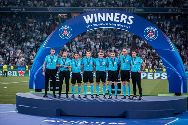 2025.06.01 Monachium 2024 2025 UEFA Final Ligi Mistrzow Allianz Arena Monachium PSG - Inter Mediolan N z sedziowie sedzia referee Istvan Kovacs Foto Mateusz Porzucek PressFocus 2025.06.01 Monachium UEFA Champions League Final Allianz Arena stadium Munich Paris Saint Germain - FC Internazionale Milano PSG - Inter Mediolan sedziowie sedzia referee Istvan Kovacs Credit: Mateusz Porzucek PressFocus NEWSPIX.PL --- newspix.pl