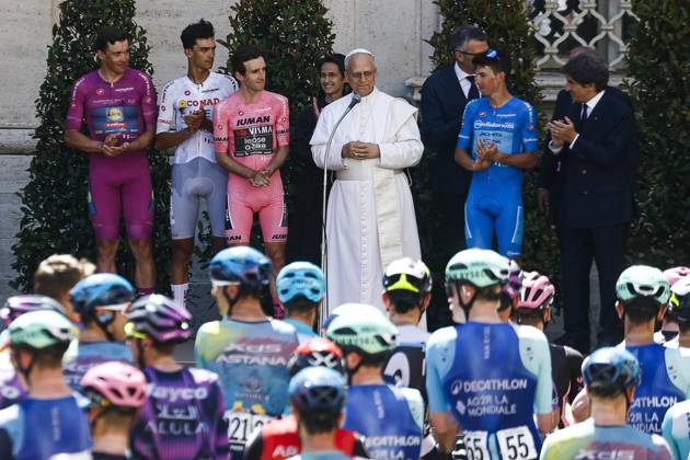 Bilder des Jahres 2025, Sport 06 Juni Sport Themen der Woche KW22 Sport Bilder des Tages June 1, 2025, Vatican City, VATICAN CITY: Pope Leo XIV greets riders at the passage of the Giro d Italia cycling race, in Vatican City, 01 June 2025. ANSA ANGELO CARCONI ITALY CYCLING  - ZUMAa110 20250601_zaf_a110_007 Copyright: xAngeloxCarconix