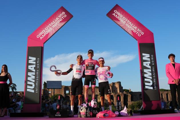 Britain s Simon Philip Yates of Team Visma Lease A Bike pink jersey on the podium (center), Isaac Romero Del Toro of Uae Team Emirates Xrg white jersey on the podium (left), Richard Carapaz of Ef Education - Easypost (right) after the stage 21 of the Giro d™Italia from Roma to Roma, Italy - Sunday, June 01, 2025. - cycling.  Copyright: xGianxMattiaxD Alberto LaPressex