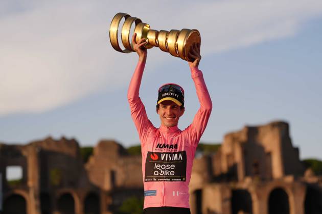 Britain s Simon Philip Yates on the podium, wearing the pink jersey of the race overall leader, celebrates after winning the 21th stage of the Giro d Italia 2025 cycling race from Roma to Roma, Italy - Sunday, June 01, 2025. - cycling.  Copyright: xFabioxFerrari LaPressex