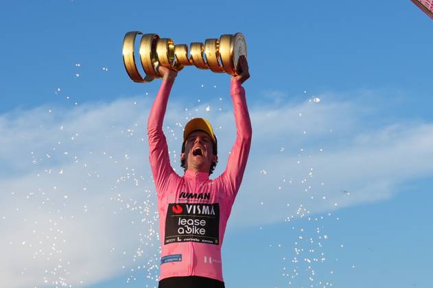 Bilder des Jahres 2025, Sport 06 Juni Sport Themen der Woche KW22 Sport Bilder des Tages Britain s Simon Philip Yates on the podium, wearing the pink jersey of the race overall leader, celebrates after winning the 21th stage of the Giro d Italia 2025 cycling race in Roma, Italy - Sunday, June 01, 2025. - cycling.  Copyright: xGianxMattiaxD Alberto LaPressex