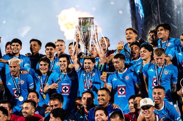 Bilder des Jahres 2025, Sport 06 Juni Sport Themen der Woche KW22 Sport Bilder des Tages CONCACAF CHAMPIONS CUP 2025 CRUZ AZUL VS VANCOUVER WHITE CAPS CONCACAF CHAMPIONS CUP 2025 CRUZ AZUL VS VANCOUVER WHITE CAPS 01062025 MEXICIO CITY, MEX. Action photo of players of Cruz Azul of the Liga BBVA MX, celebrating with trophy and medals as champions during the final of the CONCACAF Champions Cup 2025 at the Estadio Ciudad Universitaria Olympic Stadium of Mexico City. Cruz Azul defeats Vancouver White Caps of the MLS, Fussball Herren, USA 5-0 and will go to the 2029 FIFA Club World Cup . Foto de accion de jugadores de Cruz Azul de la Liga BBVA MX celebrando con trofeo y medallas como campones durante la final de la CONCACAF Champions Cup celebrada en el Estadio Olimpico de Ciudad Universitaria de la Ciudad de Mexico. Cruz Azul gabo 5-0 e ira al Mundial de Clubes 2029 de la FIFA. Photo by IMAGENSHOP AGENCIA FOTOGRAFICA MEXICO CITY MEXICO CITY MEXICO Copyright: xIMAGENSHOPxAGENCIAxFOTOGRAFICAx