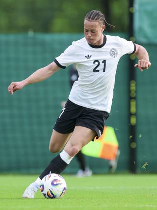 Derry Scherhant (Germany) kontrolliert den Ball, Friendly match, Germany U21, U 21 vs RB Leipzig U19, Spa und GolfResort Weimarer Land am 01. June 2025 in Blankenhain, Deutschland. (Foto von Marco Steinbrenner DeFodi Images) Derry Scherhant (Germany) controls the ball, Friendly match, Germany U21 vs RB Leipzig U19, Spa und GolfResort Weimarer Land, June 1, 2025 in Blankenhain, Germany. (Photo by Marco Steinbrenner DeFodi Images)