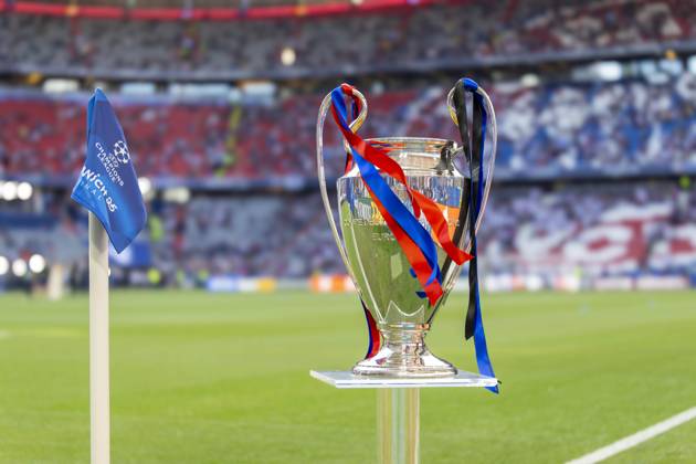 31.05.2025, Fussball UEFA Championsleague Finale 2025: Paris St. Germain - Inter Mailand, in der Allianz-Arena München. Der Championsleague-Pokal steht auf der Stele bereit. Geschmückt mit Bändern in den Vereinsfarben der beiden Final-Teams.