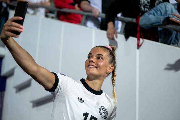 Selina Cerci (Deutschland, 15) macht Selfies mit den Fans, AUT, Oesterreich vs Deutschland, Frauen Fussball Nationalmannschaft, UEFA Womens Nations League, 6. Spieltag, Saison 2024 2025, 03.06.2025 AUT, Oesterreich vs Deutschland, Frauen Fussball Nationalmannschaft, UEFA Womens Nations League, 6. Spieltag, Saison 2024 2025, 03.06.2025 Wien Copyright: xEibner-Pressefoto Memmlerx EP_MMR