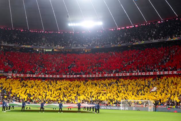 UEFA Nations League Halbfinale - 24 25 - Deutschland - Portugal am 04.06.2025 in der Allianz Arena in München Fans der deutschen Nationalmannschaft mit einer Choreografie zu Spielbeginn.
