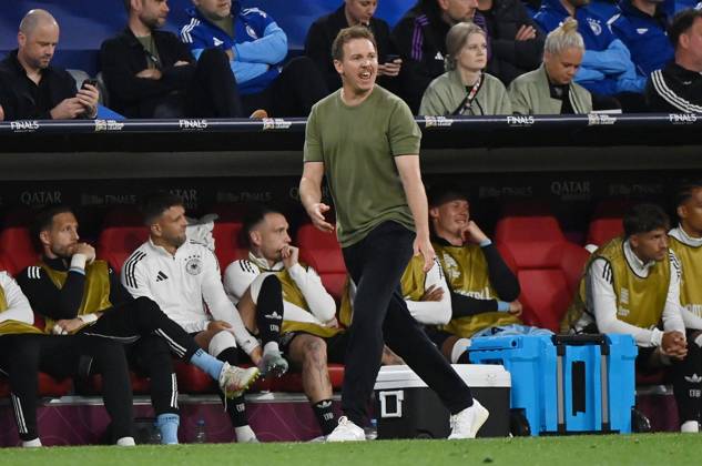 04.06.2025, xjrdrx, Fussball UEFA Nations League 1 2 Finale, Deutschland - Portugal v.l. Trainer Julian Nagelsmann (Deutsche Fussball Nationalmannschaft DFB) gibt Anweisungen (DFL DFB REGULATIONS PROHIBIT ANY USE OF PHOTOGRAPHS as IMAGE SEQUENCES and or QUASI-VIDEO) Muenchen