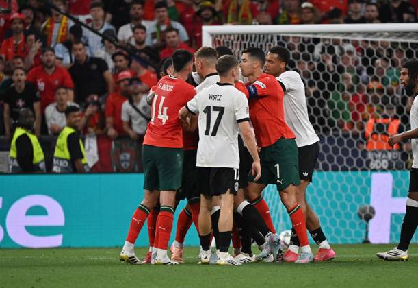04.06.2025, xjrdrx, Fussball UEFA Nations League 1 2 Finale, Deutschland - Portugal v.l. rudelbildung Goncalo Bernardo Inacio (Portugal), Florian Wirtz (Deutsche Fussball Nationalmannschaft DFB) (DFL DFB REGULATIONS PROHIBIT ANY USE OF PHOTOGRAPHS as IMAGE SEQUENCES and or QUASI-VIDEO) Muenchen