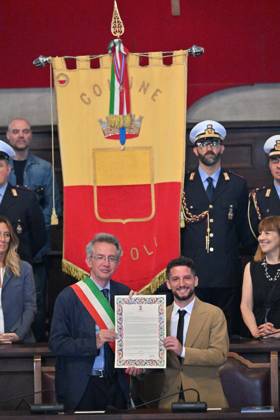 Bilder des Jahres 2025, Sport 06 Juni Sport Themen der Woche KW23 Sport Bilder des Tages Foto IPP Felice De Martino Napoli 06 06 2025 conferimento della Cittadinanza onoraria della citta di Napoli al calciatore Dries Mertens nella foto il sindaco di napoli Gaetano Manfredi mentre consegna la pergamena a Dries Mertens sotto il gonfalone del Comune Italy Photo Press - World Copyright italy ITALY  Copyright: xR4924_italyphotopressx