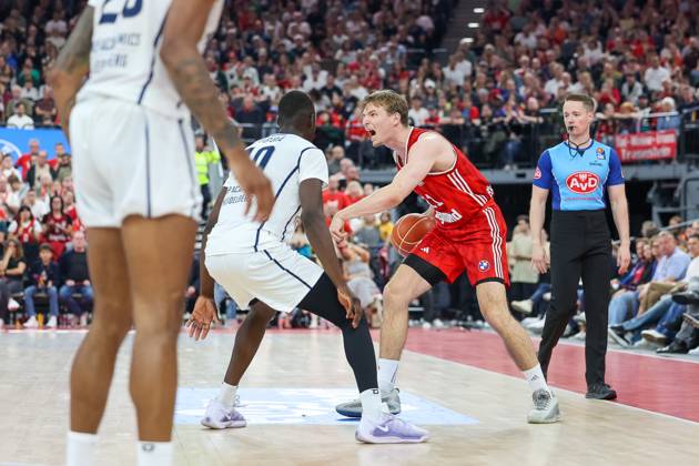 Justuz Hollatz (FC Bayern Basketball, 21) mit Ball mit Bakary Dibba (MLP Academics Heidelberg, 10), GER, FC Bayern Basketball vs. MLP Academics Heidelberg, Basketball, easycredit Basketball Bundesliga, BBL, Playoffs, Halbfinale, Saison 2024 2025, 07.06.2025, GER, FC Bayern Basketball vs. MLP Academics Heidelberg, Basketball, easycredit Basketball Bundesliga, BBL, Playoffs, Halbfinale, Saison 2024 2025, 07.06.2025 Muenchen Copyright: xEibner-Pressefoto JennixMaulx EP_JML