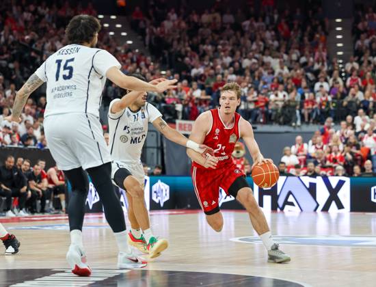 Justuz Hollatz (FC Bayern Basketball, 21) mit Ball mit Erol Ersek (MLP Academics Heidelberg, 11) und Marcel Kessen (MLP Academics Heidelberg, 15), GER, FC Bayern Basketball vs. MLP Academics Heidelberg, Basketball, easycredit Basketball Bundesliga, BBL, Playoffs, Halbfinale, Saison 2024 2025, 07.06.2025, GER, FC Bayern Basketball vs. MLP Academics Heidelberg, Basketball, easycredit Basketball Bundesliga, BBL, Playoffs, Halbfinale, Saison 2024 2025, 07.06.2025 Muenchen Copyright: xEibner-Pressefoto JennixMaulx EP_JML