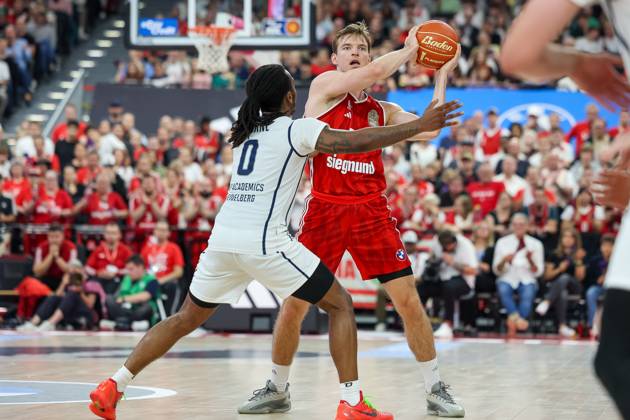 Justuz Hollatz (FC Bayern Basketball, 21) mit Ball mit DJ Horne (MLP Academics Heidelberg, 00), GER, FC Bayern Basketball vs. MLP Academics Heidelberg, Basketball, easycredit Basketball Bundesliga, BBL, Playoffs, Halbfinale, Saison 2024 2025, 07.06.2025, GER, FC Bayern Basketball vs. MLP Academics Heidelberg, Basketball, easycredit Basketball Bundesliga, BBL, Playoffs, Halbfinale, Saison 2024 2025, 07.06.2025 Muenchen Copyright: xEibner-Pressefoto JennixMaulx EP_JML