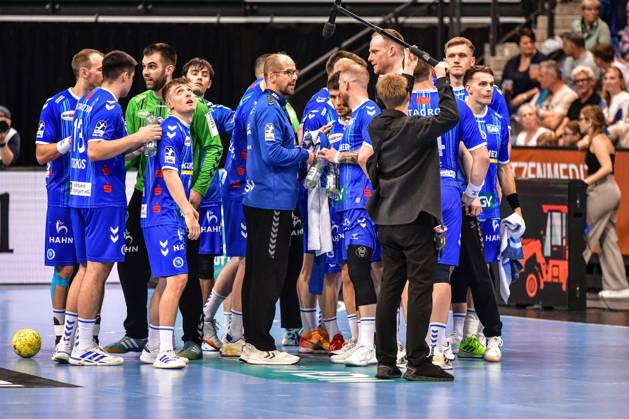TVB Stuttgart - SC DHfK Leipzig; Stuttgart, 08.06.2025 Timeout: die Stuttgarter ; Stuttgart, 08.06.2025 - 34. Spieltag der Handball-Bundesliga, TVB Stuttgart - SC DHfK Leipzig, Porsche-Arena, Stuttgart. Copyright: xBEAUTIFULxSPORTS Märklx