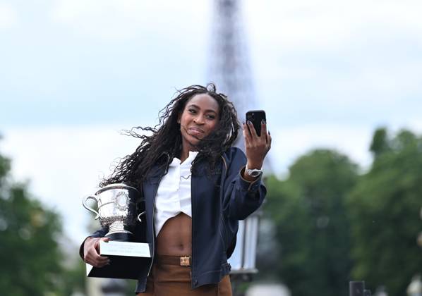 Bilder des Jahres 2025, Sport 06 Juni Sport Themen der Woche KW23 Sport Bilder des Tages French Open winner Coco Gauff photocall in Paris PARIS, FRANCE - JUNE 8: Coco Gauff of U.S. poses with the Coupe Suzanne Lenglen trophy during a photocall after her victory over Aryna Sabalenka in the Women’s Singles Final match of the 2025 French Open Tennis tournament on Place de la Concorde in Paris on June 08, 2025. Mustafa Yalcin Anadolu Paris France. Editorial use only. Please get in touch for any other usage.  Copyright: x2025xAnadoluxMustafaxYalcinx