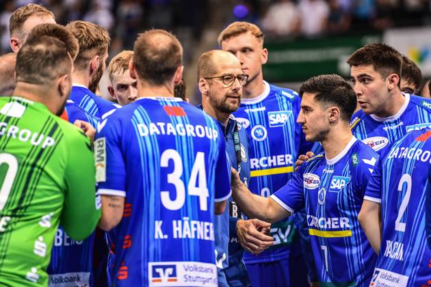 TVB Stuttgart - SC DHfK Leipzig; Stuttgart, 08.06.2025 Letztes Time out im Spiel. Cheftrainer Jürgen Schweikardt (Stuttgart) mit seinen Spielern ; Stuttgart, 08.06.2025 - 34. Spieltag der Handball-Bundesliga, TVB Stuttgart - SC DHfK Leipzig, Porsche-Arena, Stuttgart. Copyright: xBEAUTIFULxSPORTS Märklx