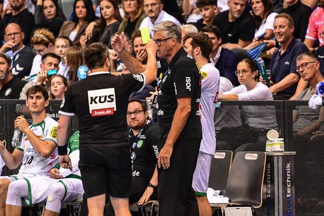 TVB Stuttgart - SC DHfK Leipzig; Stuttgart, 08.06.2025 Schiedsrichter Sascha Schmidt gibt gelb gegen Cheftrainer Runar Sigtryggsson (Leipzig) ; Stuttgart, 08.06.2025 - 34. Spieltag der Handball-Bundesliga, TVB Stuttgart - SC DHfK Leipzig, Porsche-Arena, Stuttgart. Copyright: xBEAUTIFULxSPORTS Märklx