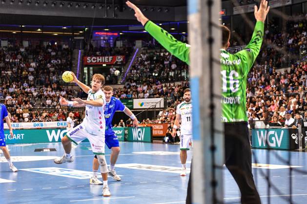 TVB Stuttgart - SC DHfK Leipzig; Stuttgart, 08.06.2025 Andri Mar Runarsson (Leipzig 4) beim 7-Meter ; Stuttgart, 08.06.2025 - 34. Spieltag der Handball-Bundesliga, TVB Stuttgart - SC DHfK Leipzig, Porsche-Arena, Stuttgart. Copyright: xBEAUTIFULxSPORTS Märklx
