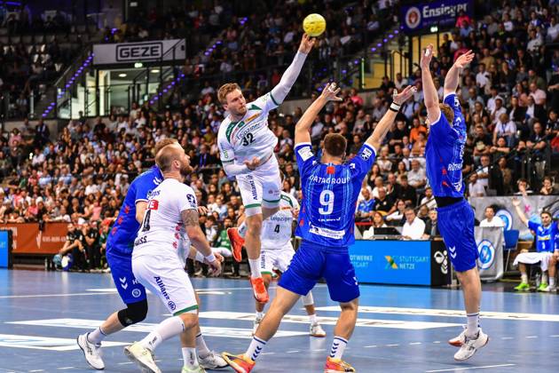 TVB Stuttgart - SC DHfK Leipzig; Stuttgart, 08.06.2025 Franz Semper (Leipzig 32) gegen Gianfranco Pribetic (Stuttgart 9) und Samuel Roethlisberger (Stuttgart 17) ; Stuttgart, 08.06.2025 - 34. Spieltag der Handball-Bundesliga, TVB Stuttgart - SC DHfK Leipzig, Porsche-Arena, Stuttgart. Copyright: xBEAUTIFULxSPORTS Märklx
