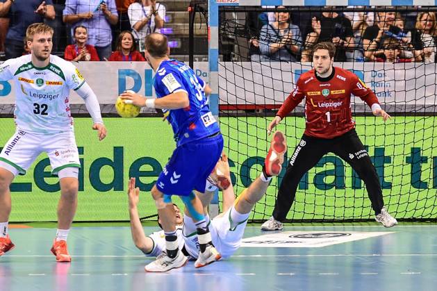 TVB Stuttgart - SC DHfK Leipzig; Stuttgart, 08.06.2025 Domenico Ebner (Leipzig 1) erwartet den Wurf von Kai Haefner (Stuttgart 34) ; Stuttgart, 08.06.2025 - 34. Spieltag der Handball-Bundesliga, TVB Stuttgart - SC DHfK Leipzig, Porsche-Arena, Stuttgart. Copyright: xBEAUTIFULxSPORTS Märklx