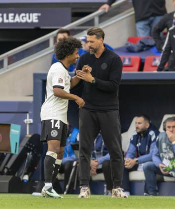 08.06.2025, Fussball UEFA Nations League 2024 25, Spiel um Platz 3, Deutschland - Frankreich, in der MHP-Arena Stuttgart, v.li: Karim Adeyemi (Deutschland) und Co-Trainer Sandro Wagner (Deutschland) am Spielfeldrand