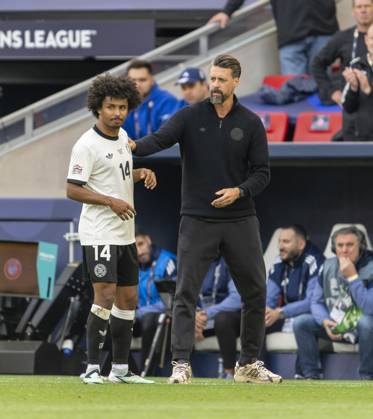 08.06.2025, Fussball UEFA Nations League 2024 25, Spiel um Platz 3, Deutschland - Frankreich, in der MHP-Arena Stuttgart, v.li: Karim Adeyemi (Deutschland) und Co-Trainer Sandro Wagner (Deutschland) am Spielfeldrand