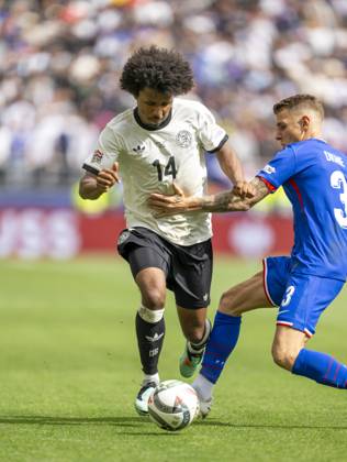08.06.2025, Fussball UEFA Nations League 2024 25, Spiel um Platz 3, Deutschland - Frankreich, in der MHP-Arena Stuttgart, v.li: Karim Adeyemi (Deutschland) gegen Lucas Digne (Frankreich)