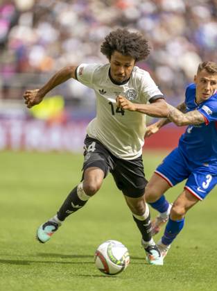 08.06.2025, Fussball UEFA Nations League 2024 25, Spiel um Platz 3, Deutschland - Frankreich, in der MHP-Arena Stuttgart, v.li: Karim Adeyemi (Deutschland) gegen Lucas Digne (Frankreich)
