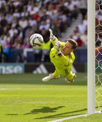 08.06.2025, Fussball UEFA Nations League 2024 25, Spiel um Platz 3, Deutschland - Frankreich, in der MHP-Arena Stuttgart, Torwart Marc Andre ter-Stegen (Deutschland) hechtet zum Ball.