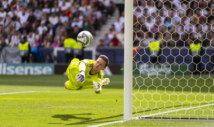 08.06.2025, Fussball UEFA Nations League 2024 25, Spiel um Platz 3, Deutschland - Frankreich, in der MHP-Arena Stuttgart, Torwart Marc Andre ter-Stegen (Deutschland) hechtet zum Ball.