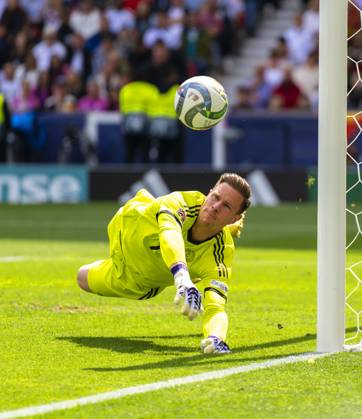 08.06.2025, Fussball UEFA Nations League 2024 25, Spiel um Platz 3, Deutschland - Frankreich, in der MHP-Arena Stuttgart, Torwart Marc Andre ter-Stegen (Deutschland) hechtet zum Ball.