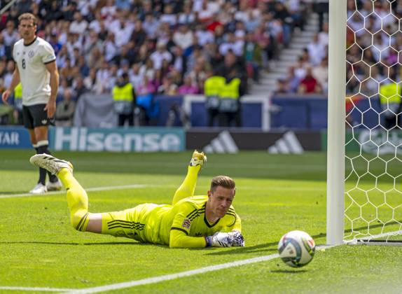 08.06.2025, Fussball UEFA Nations League 2024 25, Spiel um Platz 3, Deutschland - Frankreich, in der MHP-Arena Stuttgart, Torwart Marc Andre ter-Stegen (Deutschland) schaut dem Ball hinterher.