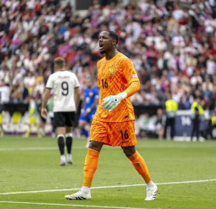 08.06.2025, Fussball UEFA Nations League 2024 25, Spiel um Platz 3, Deutschland - Frankreich, in der MHP-Arena Stuttgart, Torwart Mike Maignan (Frankreich) gibt Anweisungen.