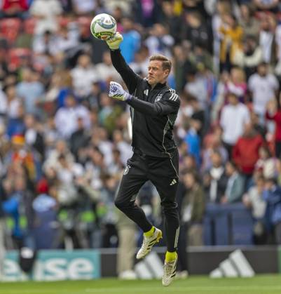 08.06.2025, Fussball UEFA Nations League 2024 25, Spiel um Platz 3, Deutschland - Frankreich, in der MHP-Arena Stuttgart, Torwart Marc Andre ter-Stegen (Deutschland) beim Aufwärmen.