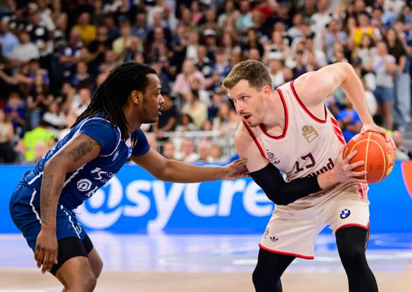 Andreas Obst (FC Bayern Basketball, 13), mit Balll und DJ Horne (MLP Academics Heidelberg, 00), GER, MLP Academics vs. FC Bayern Basketball, Basketball, easycredit Basketball Bundesliga, BBL, Playoffs, Halbfinale, Spiel 4, Saison 2024 2025, 10.06.2025 Eibner-Pressefoto Andreas Ulmer GER, MLP Academics vs. FC Bayern Basketball, Basketball, easycredit Basketball Bundesliga, BBL, Playoffs, Halbfinale, Spiel 4, Saison 2024 2025, 10.06.2025 Heidelberg Copyright: xEibner-Pressefoto AndreasxUlmerx EP_AUR