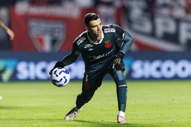 Sao Paulo, Brazil - June 12: Goalkeeper Leo Jardim of Vasco serves the ball during the Campeonato Brasileiro Serie A match between Sao Paulo and Vasco da Gama at Estadio do Morumbi on June 12, 2025 in Sao Paulo, Brazil. (Photo by Ana Julia Guerreiro Eurasia Images) Sao Paulo Estadio do Morumbi Brazil