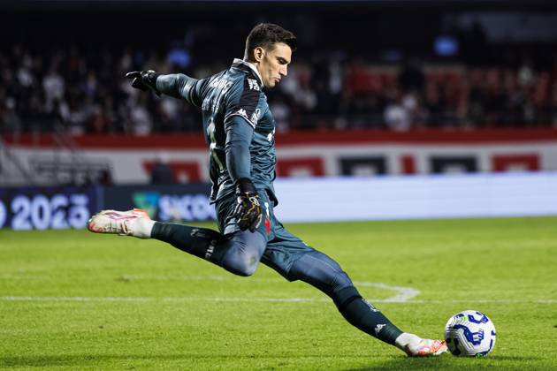 Sao Paulo, Brazil - June 12: Goalkeeper Leo Jardim of Vasco serves the ball during the Campeonato Brasileiro Serie A match between Sao Paulo and Vasco da Gama at Estadio do Morumbi on June 12, 2025 in Sao Paulo, Brazil. (Photo by Ana Julia Guerreiro Eurasia Images) Sao Paulo Estadio do Morumbi Brazil
