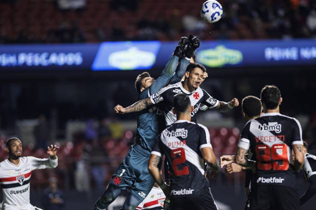 Sao Paulo, Brazil - June 12: Goalkeeper Leo Jardim of Vasco (L) defends the ball during the Campeonato Brasileiro Serie A match between Sao Paulo and Vasco da Gama at Estadio do Morumbi on June 12, 2025 in Sao Paulo, Brazil. (Photo by William Oliveira JustPictures) Sao Paulo Estadio do Morumbi Brazil