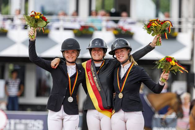 Bilder des Jahres 2025, Sport 06 Juni Sport Themen der Woche KW24 BALVE - LONGINES Balve Optimum 2025, BALVE - LONGINES Balve Optimum 2025 HINNERS Sophie (GER), DE BOER Stephi (GER), KRUSE Mylen (GER) Meisterehrung Springprüfung Kl.S