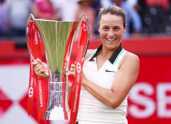 Bilder des Jahres 2025, Sport 06 Juni Sport Themen der Woche KW24 Sport Bilder des Tages HSBC Tennis Championships, Ladies Finals Queens Club, London, UK - 15 Jun 2025 Tatjana Maria (GER) celebrates with the HSBC Championship Trophy and her first WTA, Tennis Damen 500 title after defeating Amanda Anisimova (USA) in straight sets at the Queens Club London Queens Club London GBR, UK NEWSPAPERS OUT Copyright: xMarkxGreenwoodx
