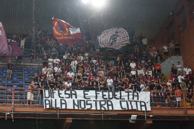 CALCIO - Serie B - PlayOut - UC Sampdoria vs US Salernitana Serie B, Playout, Genova, Stadio Ferraris, Sampdoria - Salernitana, in the photo: supporters Salernitana during PlayOut - UC Sampdoria vs US Salernitana, Italian soccer Serie B match in Genova, Italy, June 15 2025 Genova Italy Copyright: xIPAxSport ABACAx