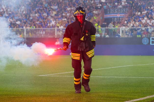 CALCIO - Serie B - PlayOut - UC Sampdoria vs US Salernitana Serie B, Playout, Genova, Stadio Ferraris, Sampdoria - Salernitana, in the photo: fireman and fire bomb during PlayOut - UC Sampdoria vs US Salernitana, Italian soccer Serie B match in Genova, Italy, June 15 2025 Genova Italy Copyright: xIPAxSport ABACAx