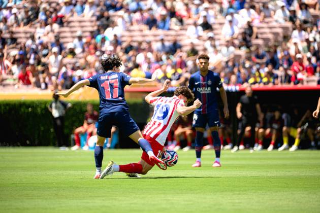 June 15, 2025, Sandy, Utah, USA: Club World Cup 25: VITINHA (17) of Paris Saint Germain fouls JULIAN ALVAREZ (19) of Atlo tico de Madrid. Sandy USA - ZUMAi207 20250615_zsp_i207_016 Copyright: xAbramxImanx