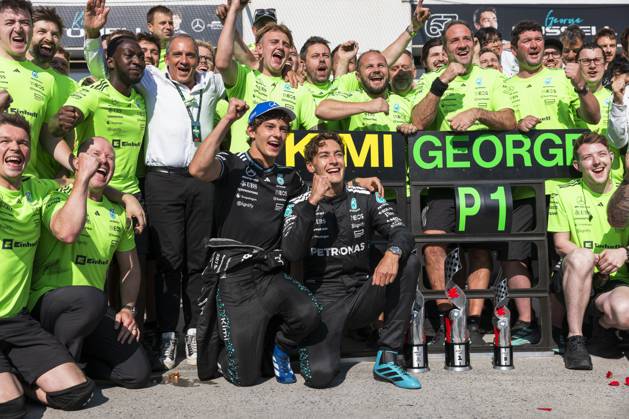 Bilder des Jahres 2025, Sport 06 Juni Sport Themen der Woche KW24 Sport Bilder des Tages Formula 1 Pirelli Grand Prix du Canada 2025 Alexis Perrin OVERTAKE MAXPPP - Montréal 15 06 2025 12 ANTONELLI Andrea Kimi (ita), Mercedes AMG Petronas, portrait and 63 RUSSELL George (gbr), Mercedes AMG Petronas, portrait celebration P1 and P3 with Mercedes AMG Petronas team in the pitlane during the Formula 1 Pirelli Grand Prix du Canada 2025, the 10th round of the 2025 FIA Formula 1 World Championship, WM, Weltmeisterschaft at the Circuit Gilles?Villeneuve in Montréal, Quebec, Canada, from June?12 to 15, 2025 Montréal Canada Copyright: xOVERTAKE MAXPPPxAlexisxPerrinx OVT202506164757 OVT202506164757