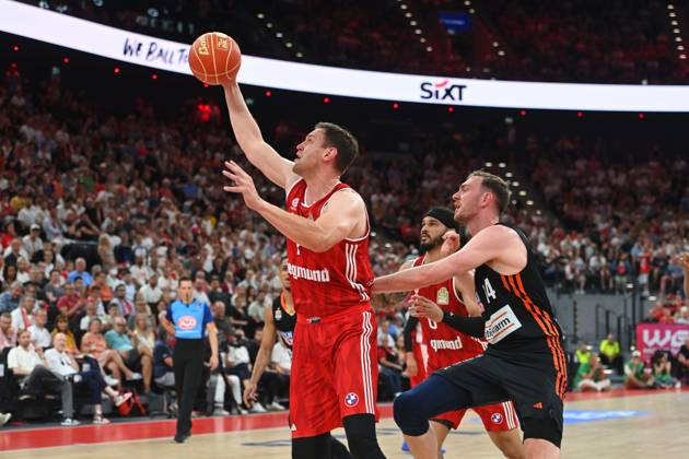 Johannes VOIGTMANN (FCB), Aktion,Zweikampf gegen Philipp HERKENHOFF (Ulm). Basketball BBL,Saison 2024 2025 1.Finale, FC Bayern Muenchen-Ratiopharm Ulm 82-66 am 15.06.2025, S A P G A R D EN