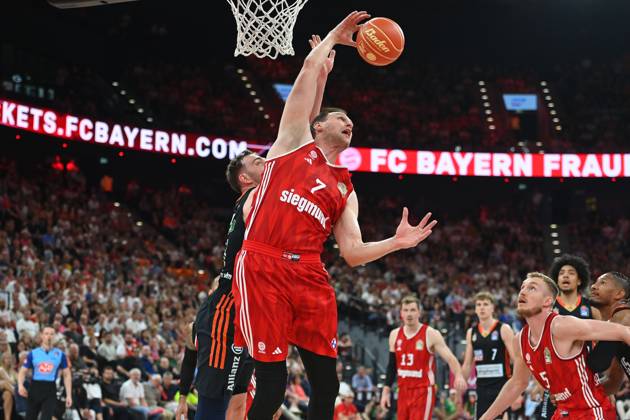Johannes VOIGTMANN (FCB), Aktion,Zweikampf gegen Philipp HERKENHOFF (Ulm). Basketball BBL,Saison 2024 2025 1.Finale, FC Bayern Muenchen-Ratiopharm Ulm 82-66 am 15.06.2025, S A P G A R D EN